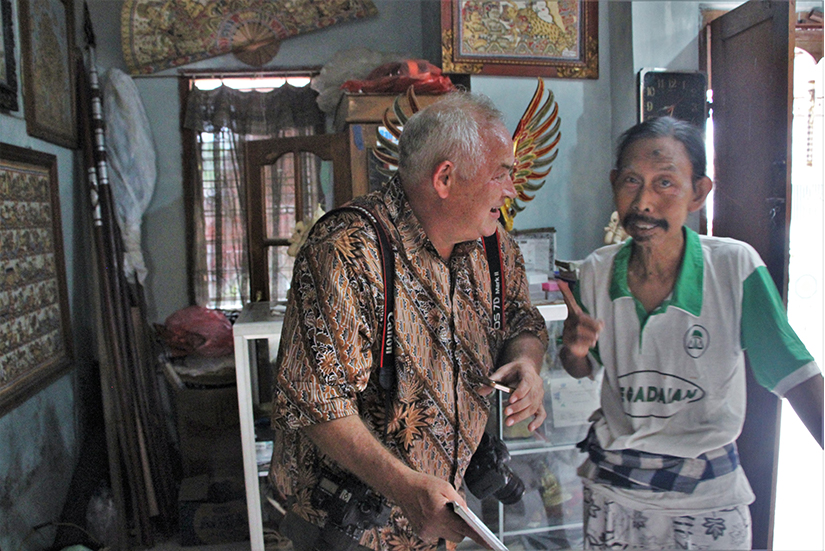 Peter Langer speaking with an artist in the village of Batuan near Ubud