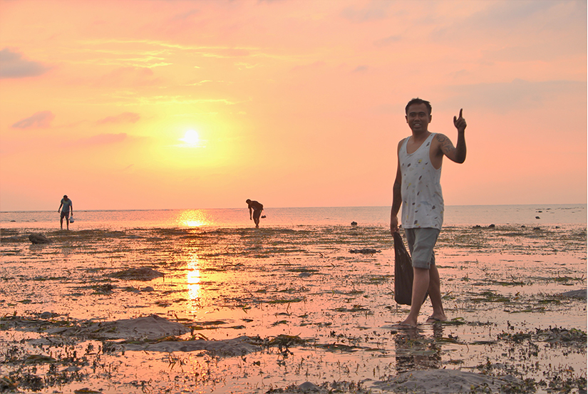 Shellfish gatherers at Lovina Beach 2