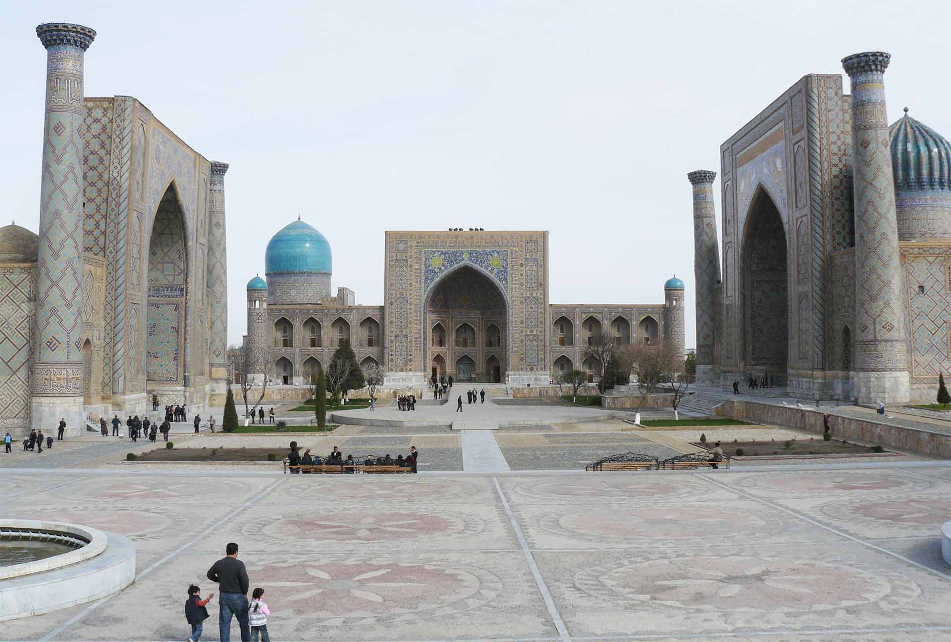 Historic Registan square with three madrasahs: Ulugh Beg, Tilya-Kori and Sher-Dor, Samarkend, Uzbekistan