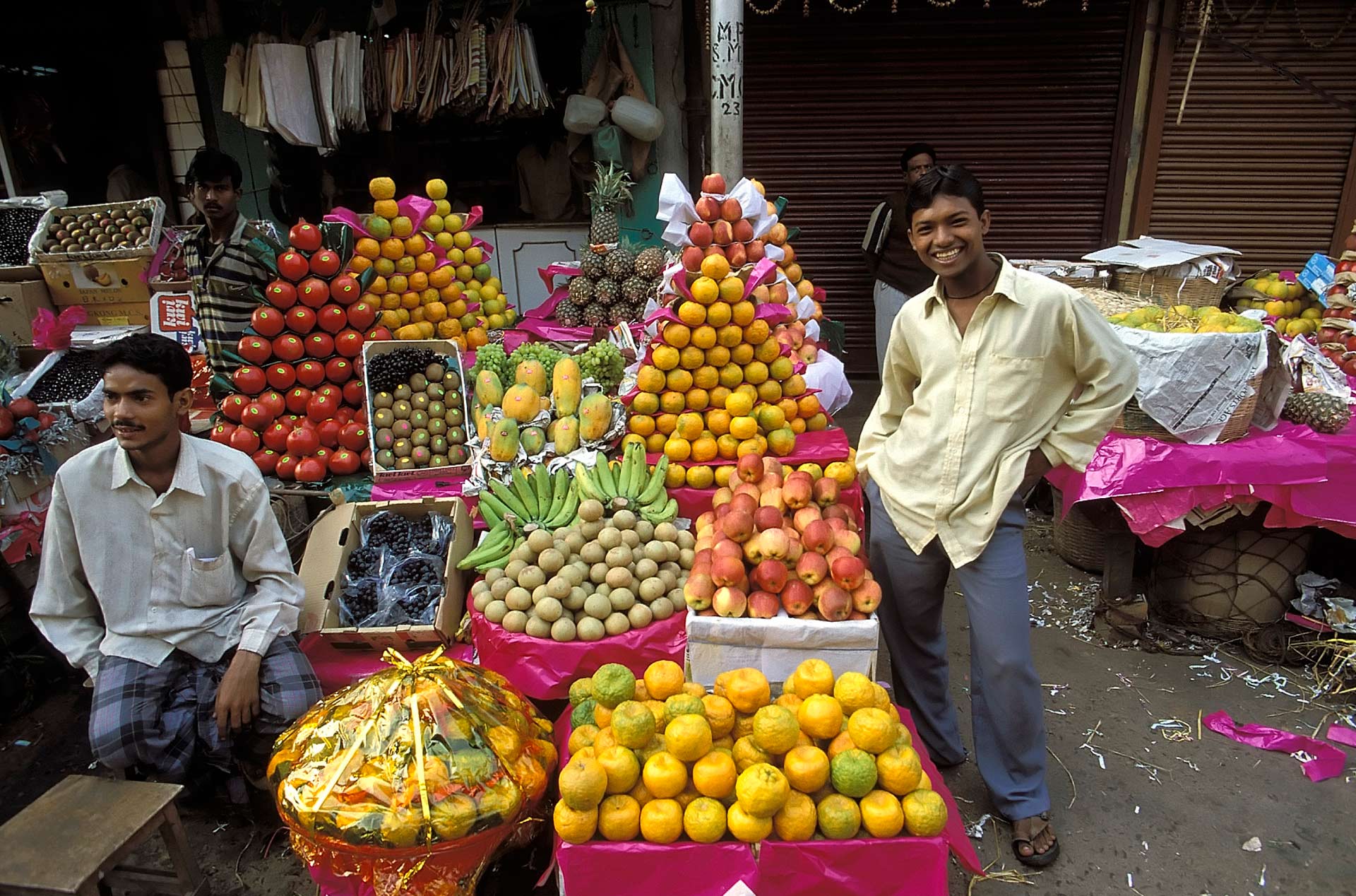 Men selling fruit at the wholesale fruit market, Kolkata, West Bengal, India