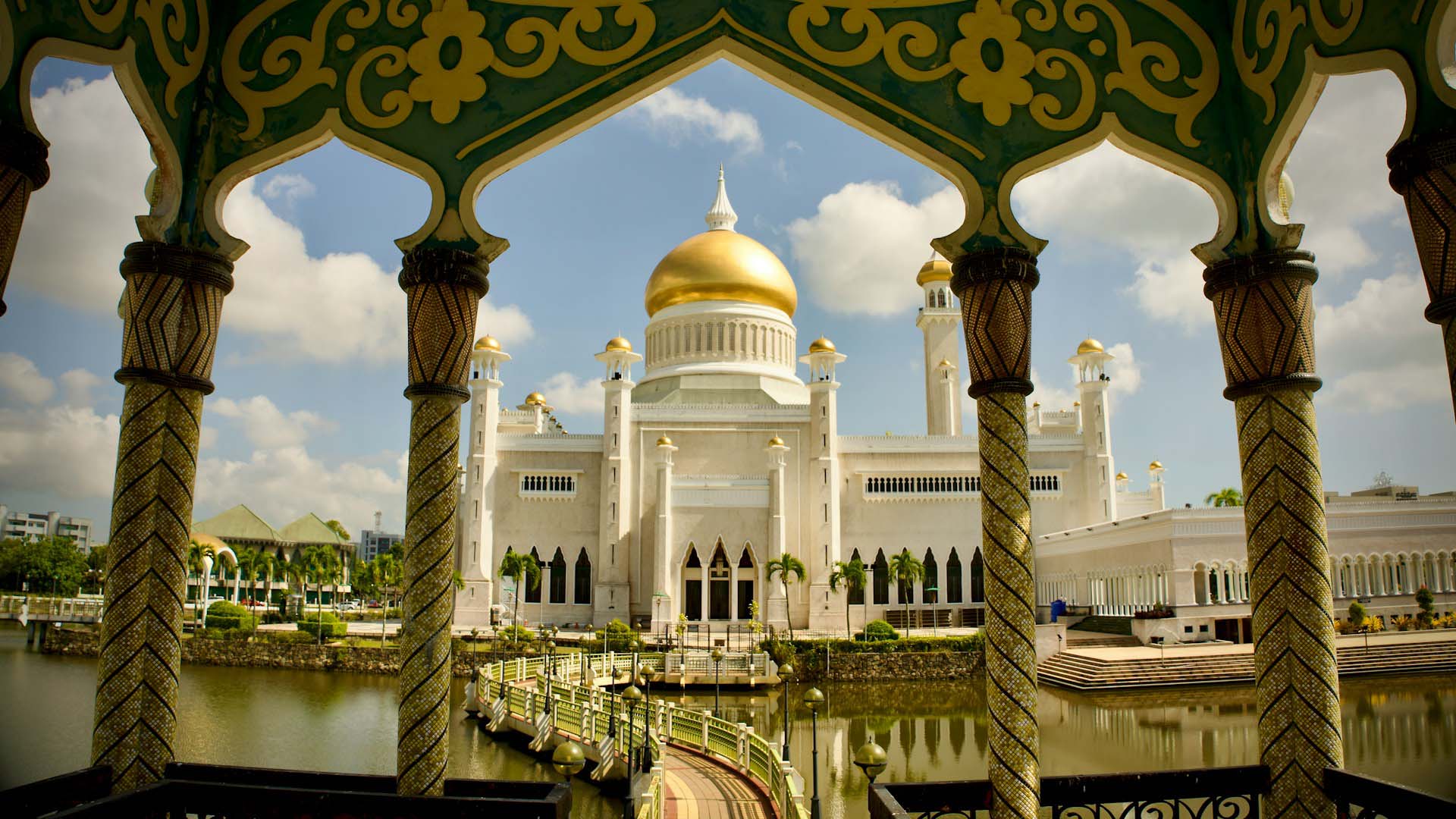 Omar Ali Saifuddien Mosque in Bandar Seri Begawan, brunei
