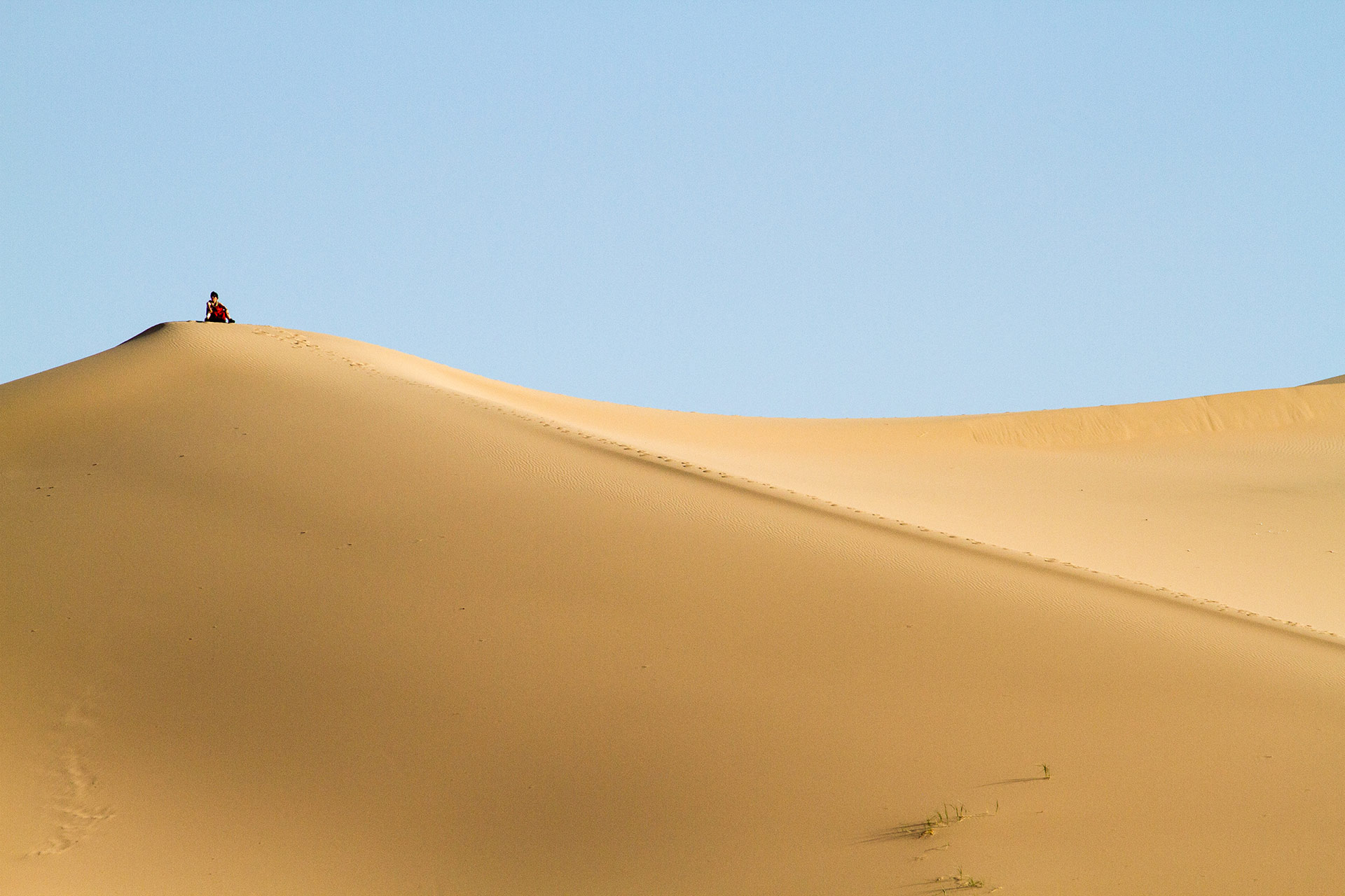 Man on the sand dunes of Khongoryn Els, Gobi Gurvansaikhan National Park, Ömnögovi Province, Mongolia
